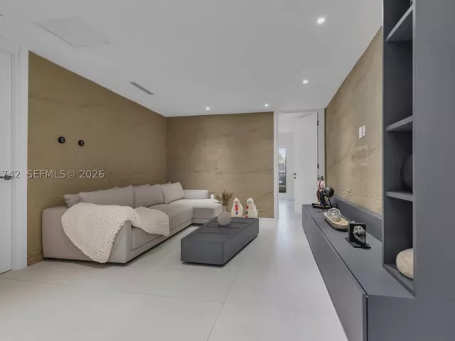 Продажа дома по адресу 11620 NE 20th Dr - фото 9298529