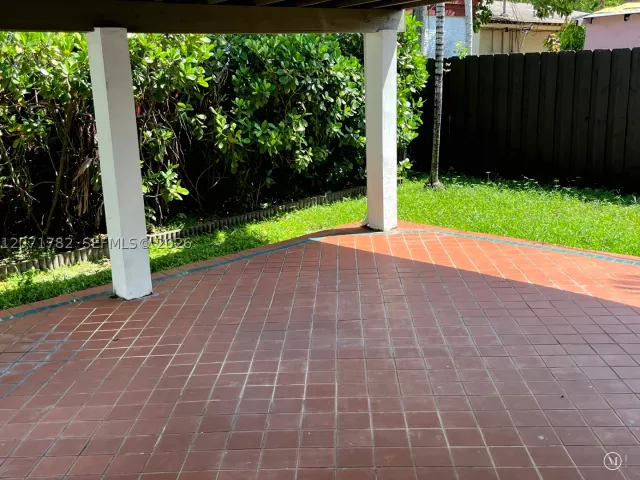 Продажа дома по адресу 2353 SW 4th St - фото 9300670