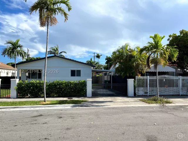 Продажа дома по адресу 2353 SW 4th St - фото 9300659