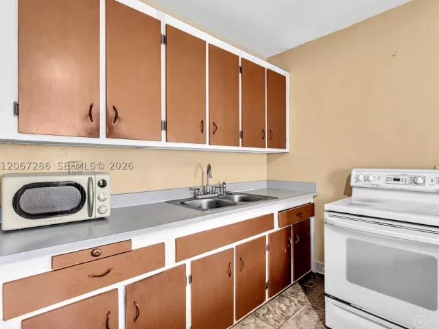 Продажа дома по адресу 10 SW 72nd Ave - фото 9299943
