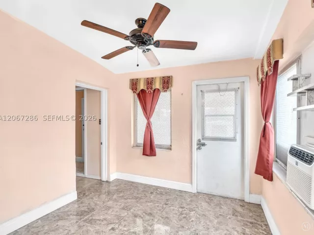 Продажа дома по адресу 10 SW 72nd Ave - фото 9299944