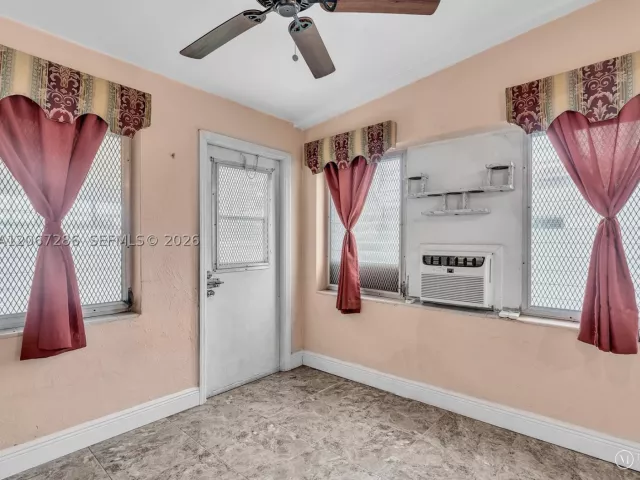 Продажа дома по адресу 10 SW 72nd Ave - фото 9299946