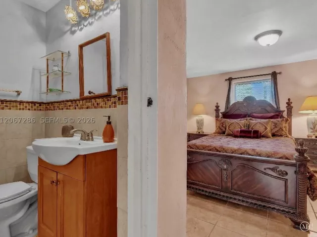 Продажа дома по адресу 10 SW 72nd Ave - фото 9299949