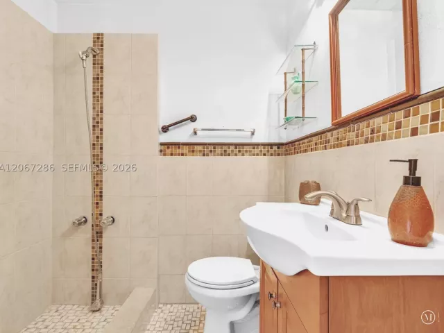Продажа дома по адресу 10 SW 72nd Ave - фото 9299950