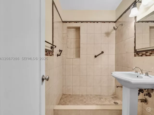Продажа дома по адресу 10 SW 72nd Ave - фото 9299955