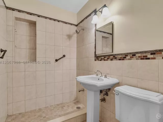 Продажа дома по адресу 10 SW 72nd Ave - фото 9299956