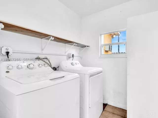 Продажа дома по адресу 10 SW 72nd Ave - фото 9299960