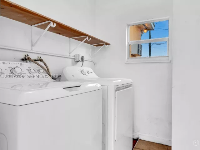Продажа дома по адресу 10 SW 72nd Ave - фото 9299961