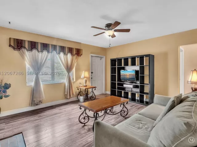 Продажа дома по адресу 10 SW 72nd Ave - фото 9299939