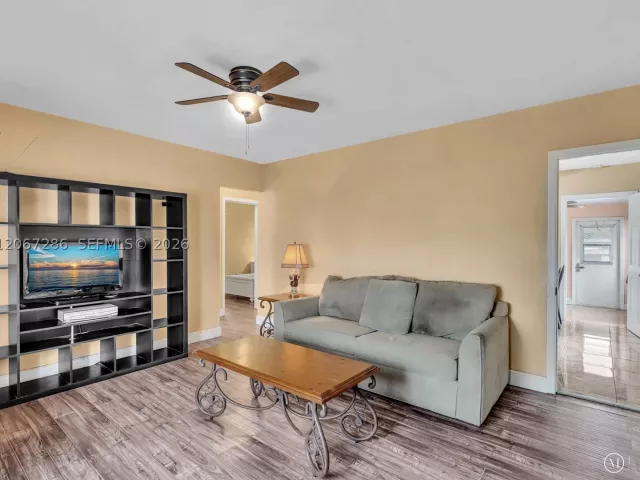 Продажа дома по адресу 10 SW 72nd Ave - фото 9299940