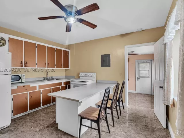 Продажа дома по адресу 10 SW 72nd Ave - фото 9299941