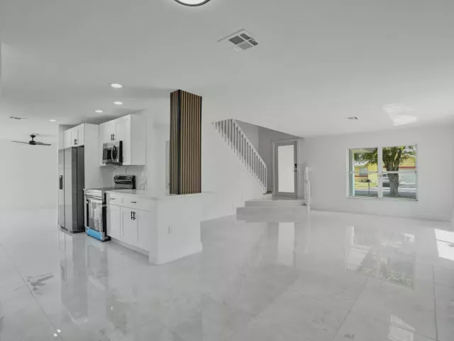 Продажа дома по адресу 9740 SW 14TH Street - фото 9359758