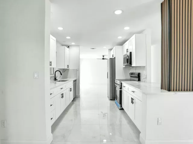 Продажа дома по адресу 9740 SW 14TH Street - фото 9359760