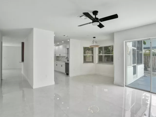 Продажа дома по адресу 9740 SW 14TH Street - фото 9359761