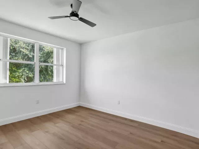 Продажа дома по адресу 9740 SW 14TH Street - фото 9359765