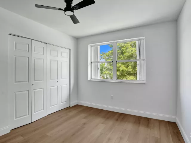 Продажа дома по адресу 9740 SW 14TH Street - фото 9359766