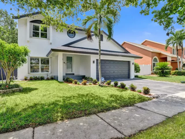 Продажа дома по адресу 9740 SW 14TH Street - фото 9359750