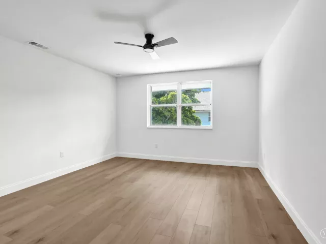 Продажа дома по адресу 9740 SW 14TH Street - фото 9359780