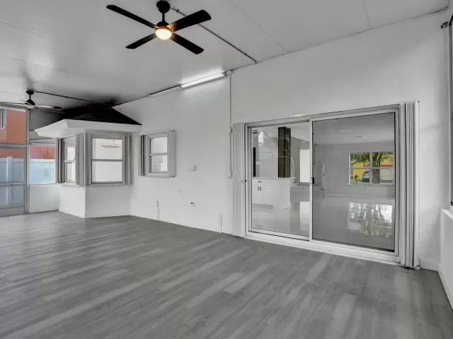Продажа дома по адресу 9740 SW 14TH Street - фото 9359781