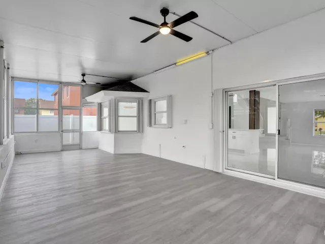 Продажа дома по адресу 9740 SW 14TH Street - фото 9359782