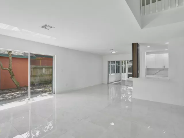 Продажа дома по адресу 9740 SW 14TH Street - фото 9359753
