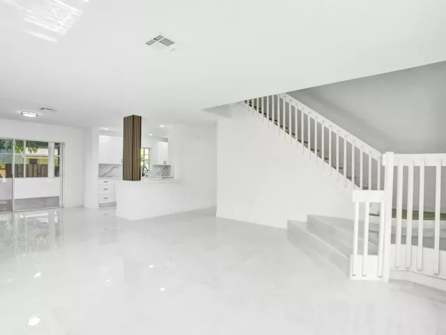 Продажа дома по адресу 9740 SW 14TH Street - фото 9359754