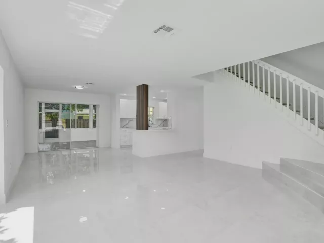 Продажа дома по адресу 9740 SW 14TH Street - фото 9359755