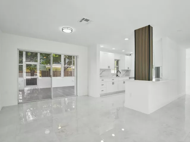 Продажа дома по адресу 9740 SW 14TH Street - фото 9359756