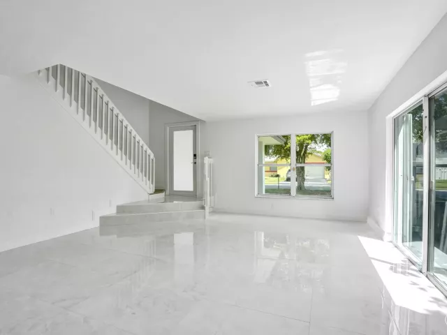 Продажа дома по адресу 9740 SW 14TH Street - фото 9359757
