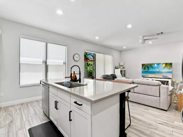 Продажа дома по адресу 20916 NW 1ST Drive - фото 9372130