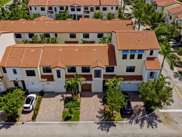 Продажа дома по адресу 20916 NW 1ST Drive - фото 9372153