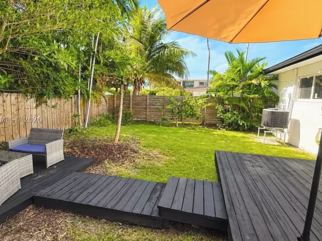 Продажа дома по адресу 8819 Dickens Ave - фото 9451055