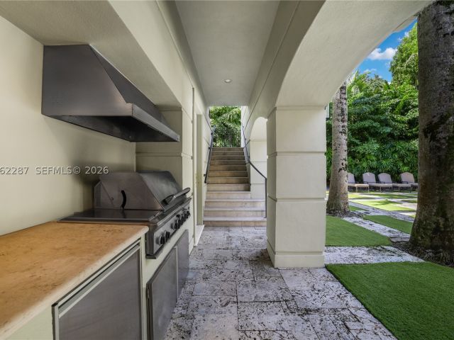 Продажа дома по адресу 3460 S Moorings Way - фото 9334946