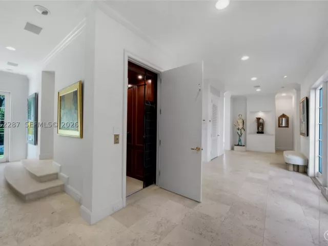 Продажа дома по адресу 3460 S Moorings Way - фото 9334917