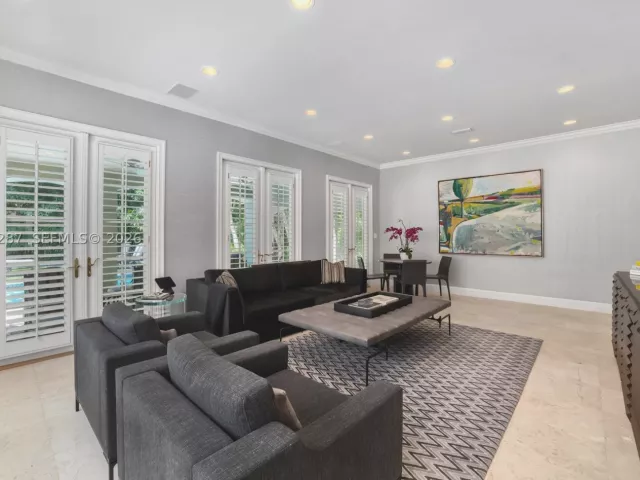 Продажа дома по адресу 3460 S Moorings Way - фото 9334918