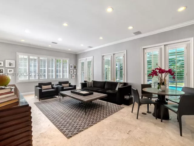 Продажа дома по адресу 3460 S Moorings Way - фото 9334919