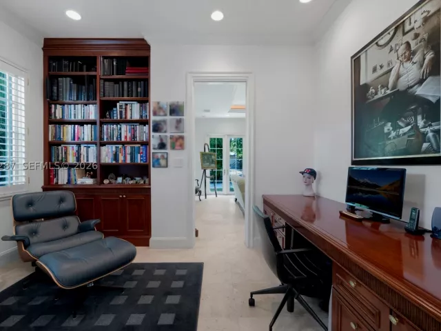 Продажа дома по адресу 3460 S Moorings Way - фото 9334921
