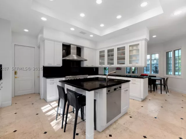 Продажа дома по адресу 3460 S Moorings Way - фото 9334922