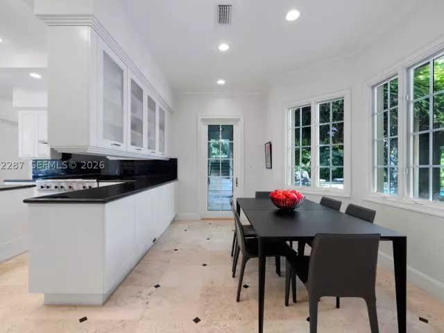 Продажа дома по адресу 3460 S Moorings Way - фото 9334924