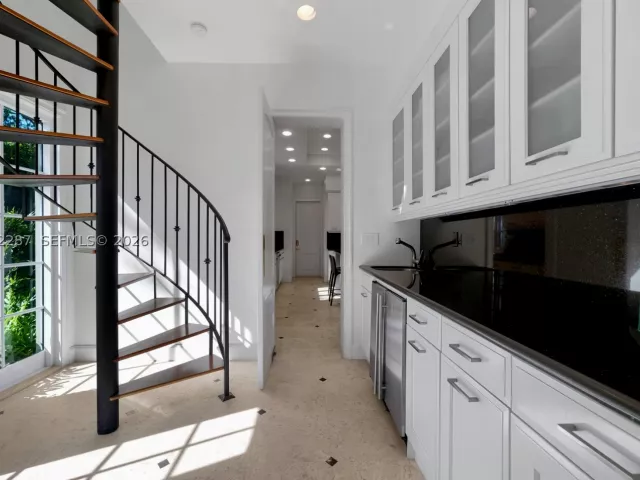 Продажа дома по адресу 3460 S Moorings Way - фото 9334925