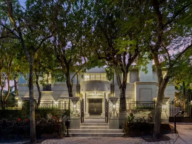 Продажа дома по адресу 3460 S Moorings Way - фото 9334909