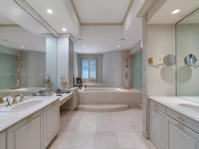 Продажа дома по адресу 3460 S Moorings Way - фото 9334929