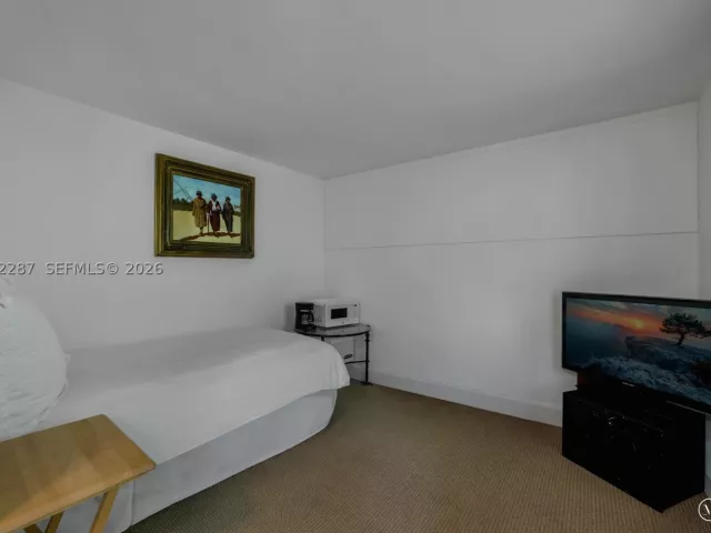 Продажа дома по адресу 3460 S Moorings Way - фото 9334942