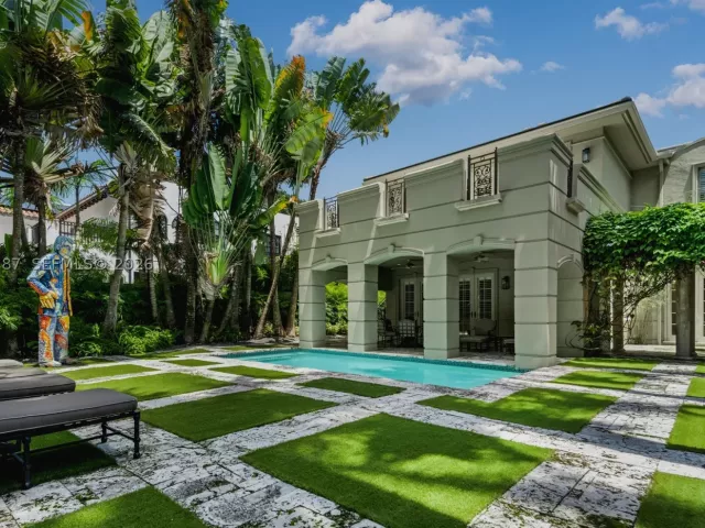 Продажа дома по адресу 3460 S Moorings Way - фото 9334950
