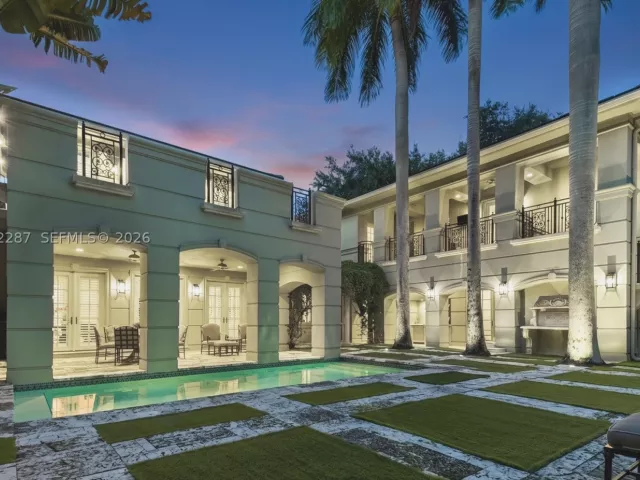 Продажа дома по адресу 3460 S Moorings Way - фото 9334952