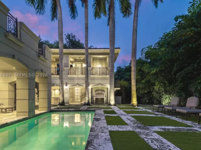 Продажа дома по адресу 3460 S Moorings Way - фото 9334953