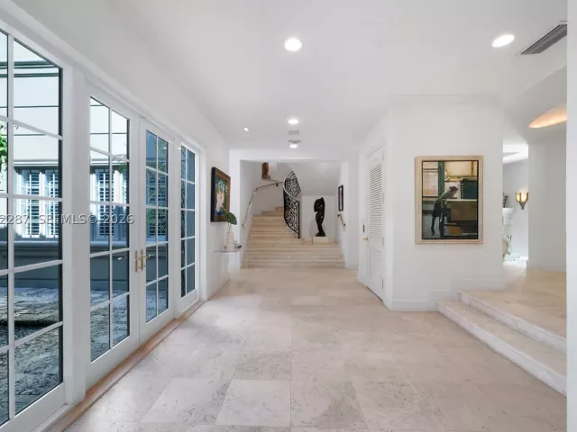 Продажа дома по адресу 3460 S Moorings Way - фото 9334916