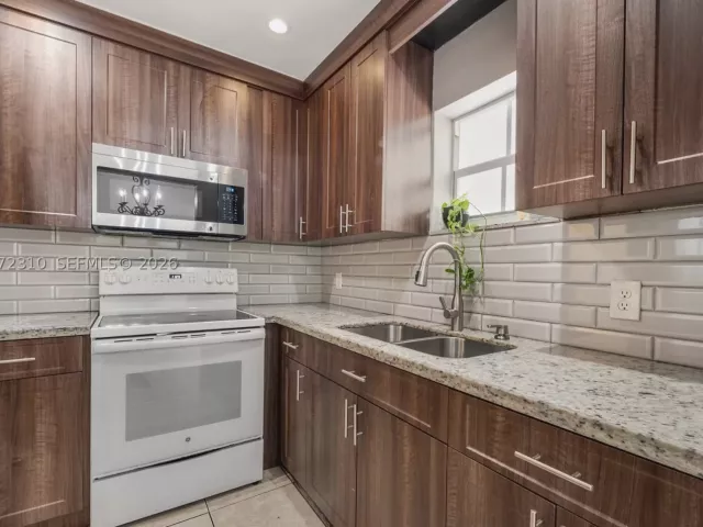 Продажа дома по адресу 10240 SW 35th St - фото 9347603