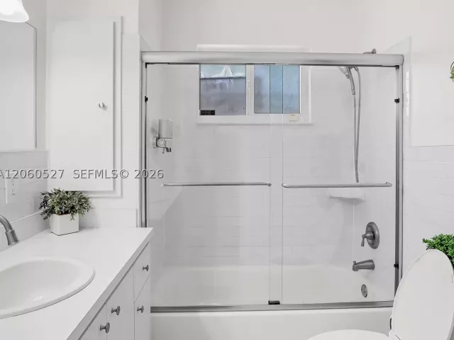 Продажа дома по адресу 4810 Johnson St - фото 9372499