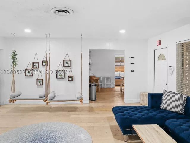 Продажа дома по адресу 4810 Johnson St - фото 9372503